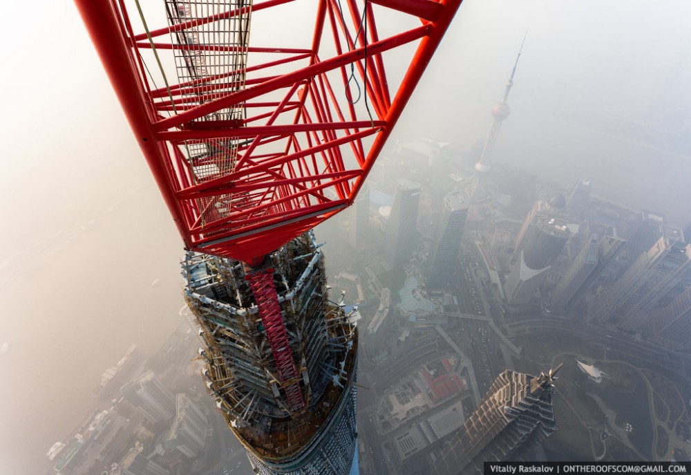 52fcd49be8e44e3cd00000ab_video-watch-two-men-scale-the-world-s-2nd-tallest-tower_shanghai6-1000x687