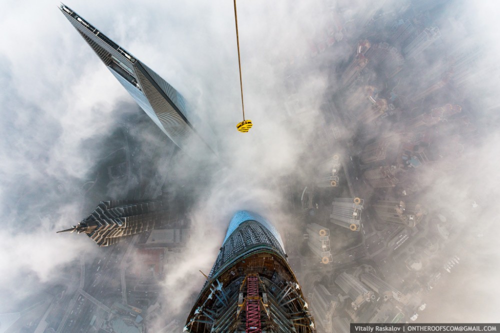 52fcd4c2e8e44e15890000ad_video-watch-two-men-scale-the-world-s-2nd-tallest-tower_shanghai11-1000x666