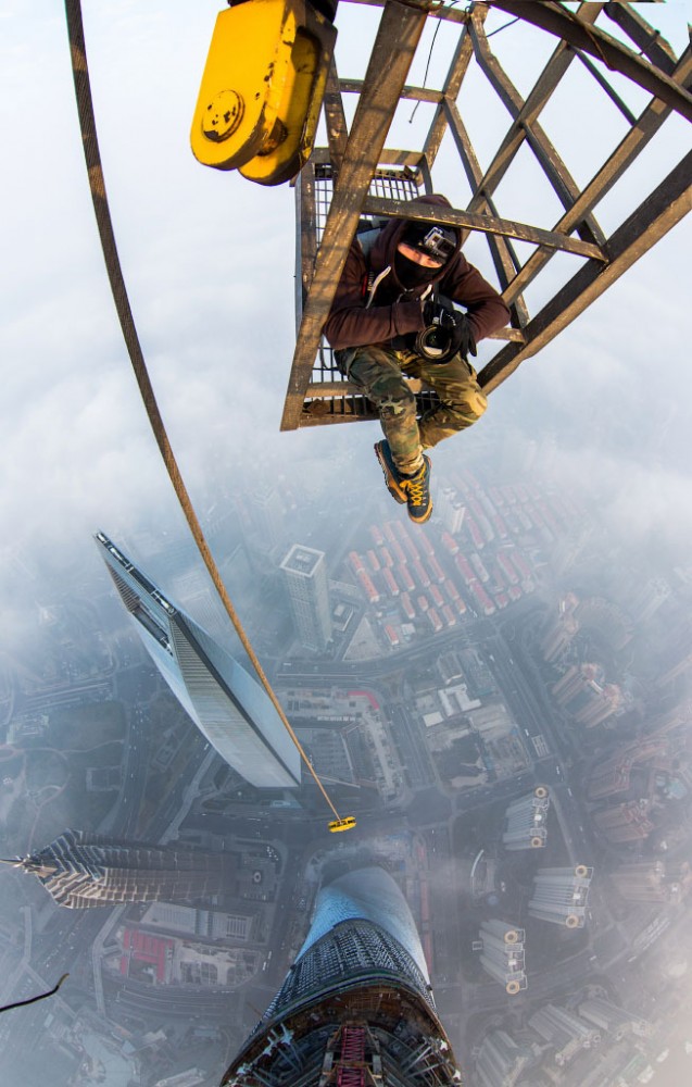 52fcd4cee8e44e3cd00000ae_video-watch-two-men-scale-the-world-s-2nd-tallest-tower_shanghai13-637x1000