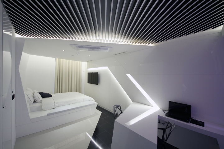 Pure-Crystal-room-at-Boutique-Hotel-the-Designers-by-Seungmo-Lim-Seoul-South-Korea-05