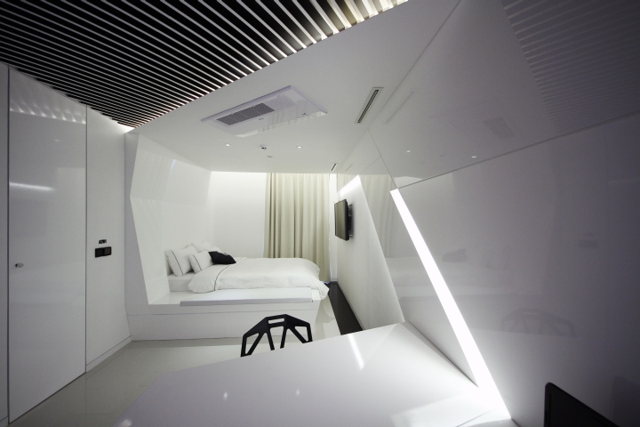 Pure-Crystal-room-at-Boutique-Hotel-the-Designers-by-Seungmo-Lim-Seoul-South-Korea-06