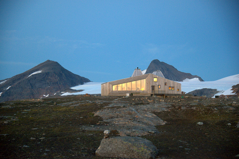 jarmundvigsnaes-arkitekter-rabot-tourist-cabin-norway-designboom-03
