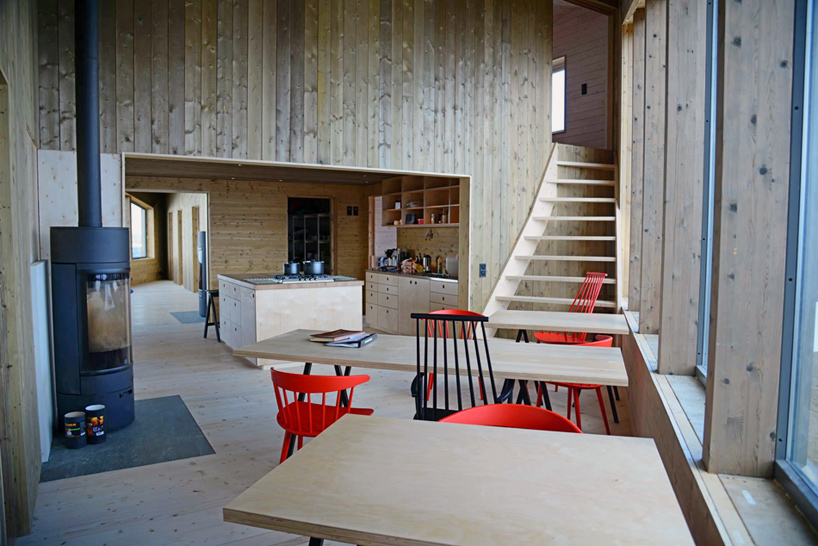 jarmundvigsnaes-arkitekter-rabot-tourist-cabin-norway-designboom-05