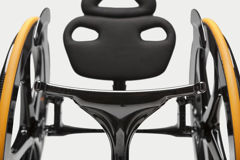 andrew-slorance-carbon-black-carbon-fiber-wheelchair-designboom-08