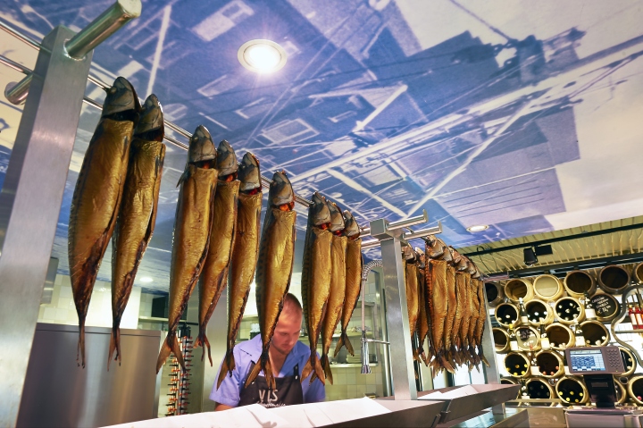 Schuitemaker-Vis-fish-shop-restaurant-by-Dirk-van-Berkel-Katwijk-Netherlands-15
