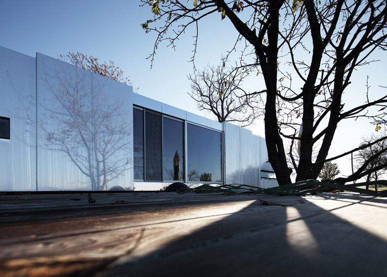 Transportable-mirrored-house_Delugan-Meissl-Associated-Architects-DMAA_dezeen_784_4