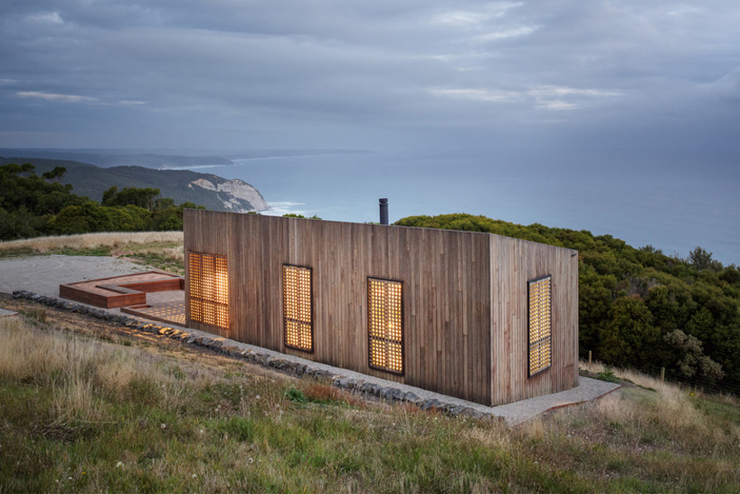 jackson-clements-burrows-architects-moonlight-cabin-victoria-australia-designboom-03