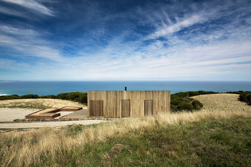 jackson-clements-burrows-architects-moonlight-cabin-victoria-australia-designboom-07