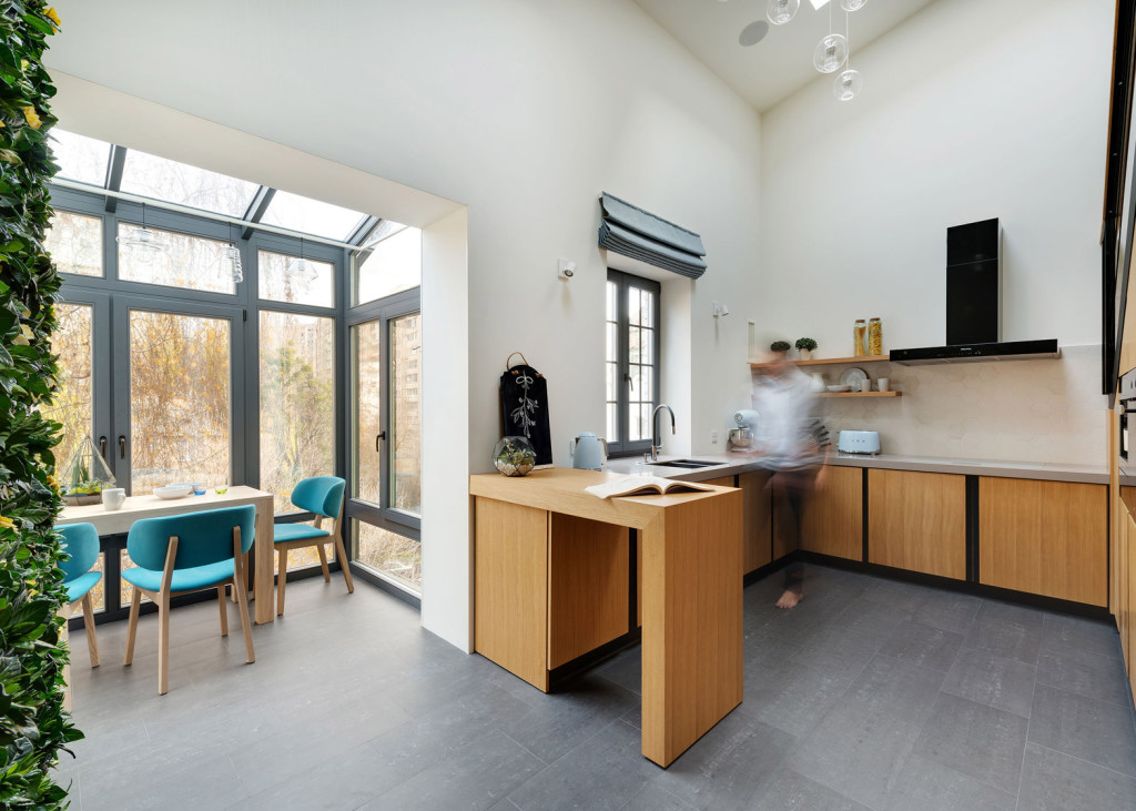 Apartment-with-a-slide-by-KI-Design-Studio_dezeen_1568_2