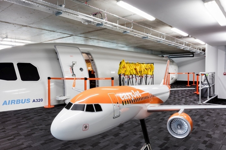 easyJet-Offices-Training-Facility-by-Area-Sq-London-UK-06
