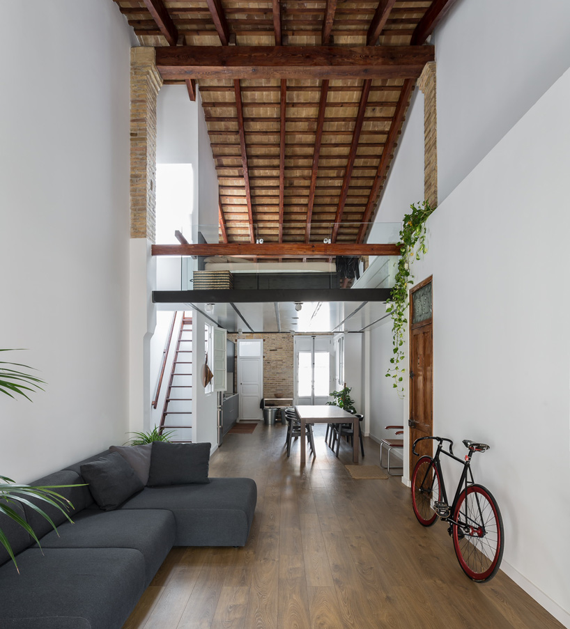 ambau-taller-d%E2%80%99arquitectes-loft-rehabilitation-valencia-designboom-03